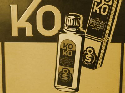 Ausschnitt eines historischen KoKo-Werbeplakats mit Glasflasche und Faltschachtel der Gebrüder Strasser, Erfurt
